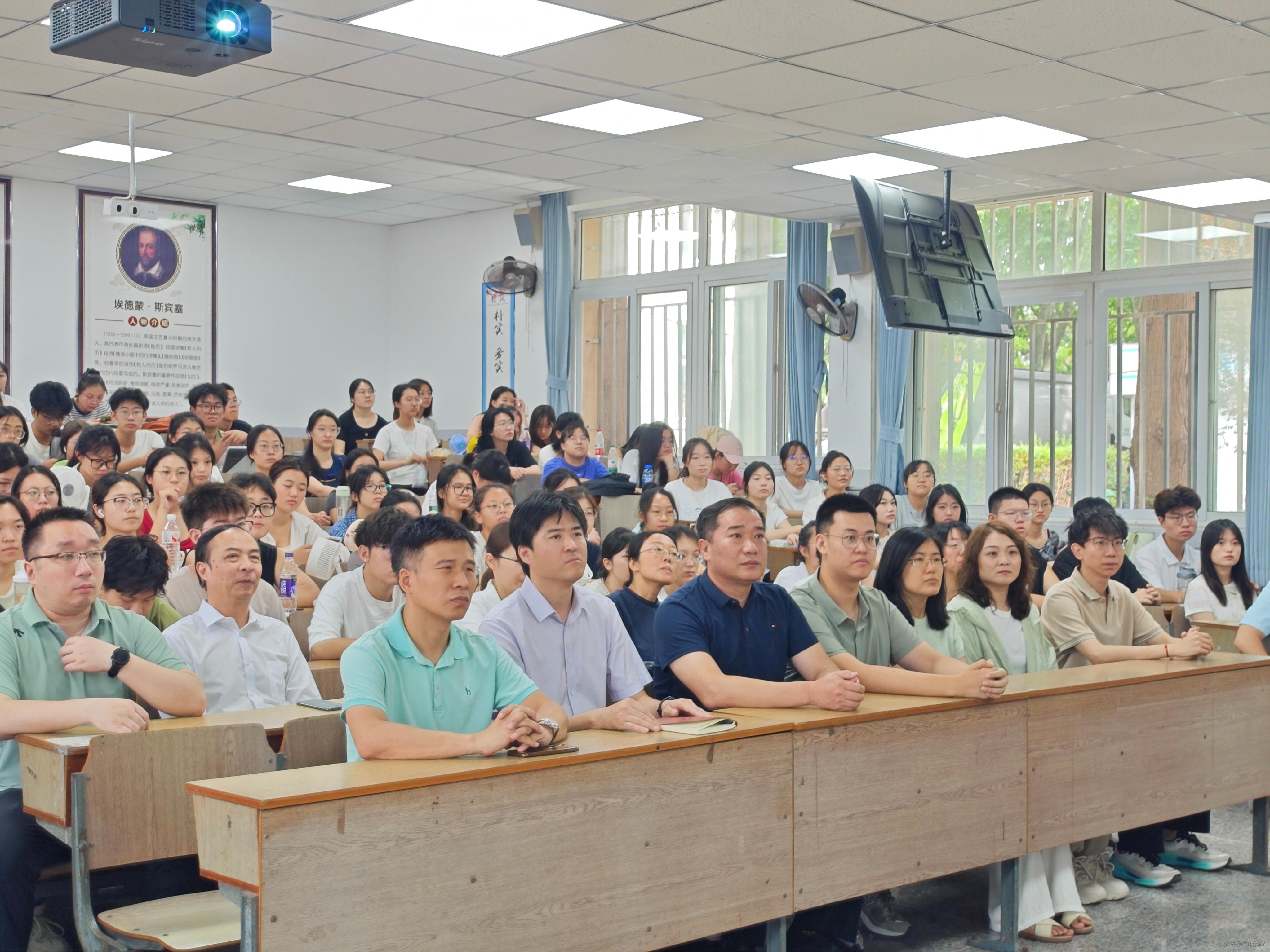 新濠天地组织师生观看纪念中国人民抗日战争暨世界反法西斯战争胜利80周年大会